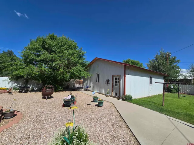 a view of backyard of the house