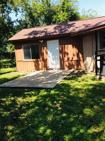 a view of a house with a backyard