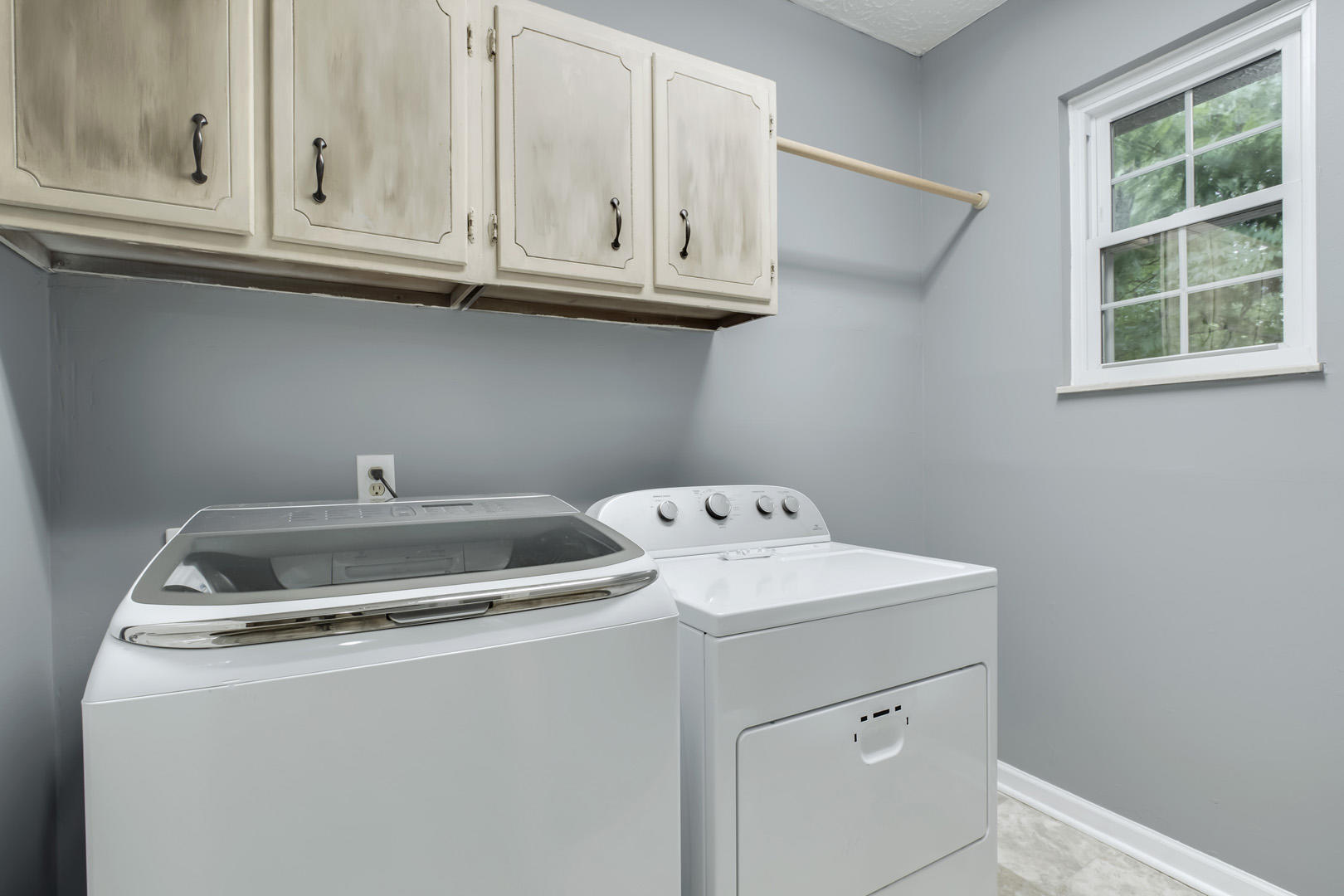 2012 Plumb Ridge Road Knoxville, TN 37932 - Photo 8 of 34 08_2012 Plumb Ridge Road_Laundry
