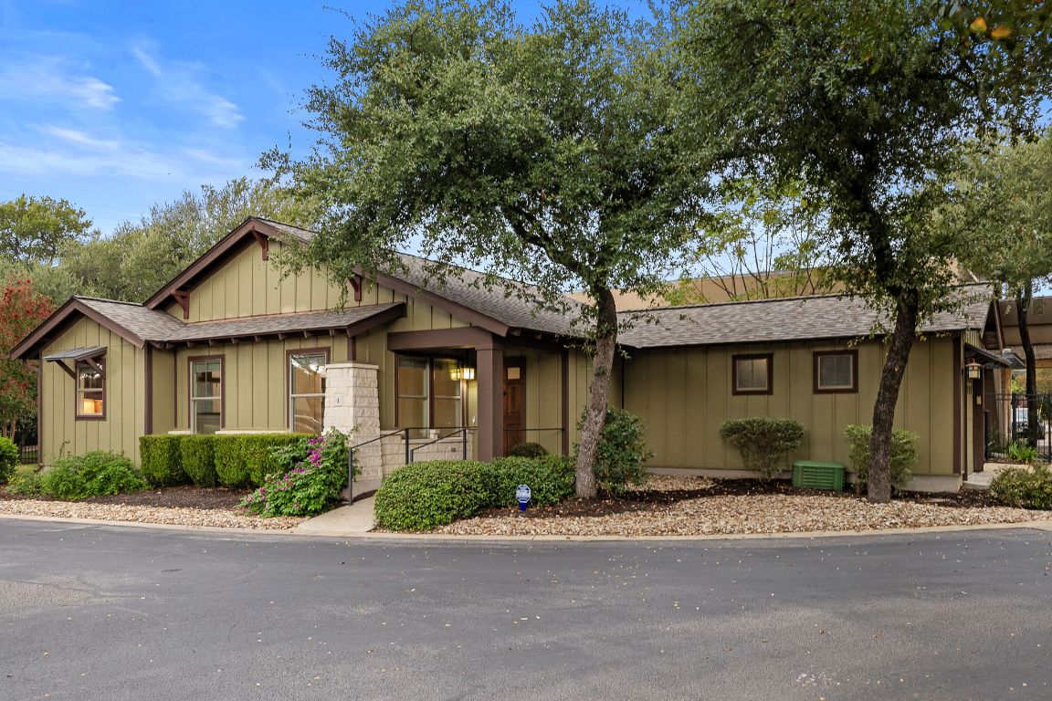 Such a cool cottage in a private gated community walking distance from restaurants, coffee shops and retail. This charming community is tucked away and full of trees.