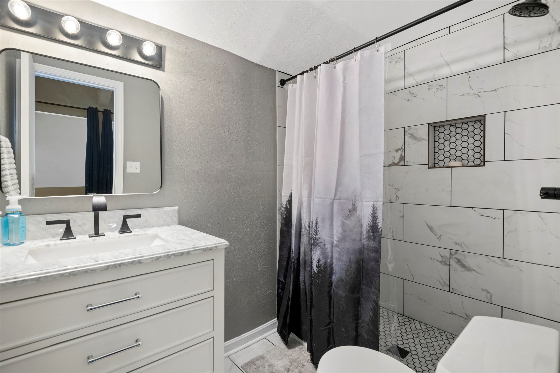 162 April Point Drive South Conroe, TX 77356 - Photo 16 of 26 Bathroom on second floor