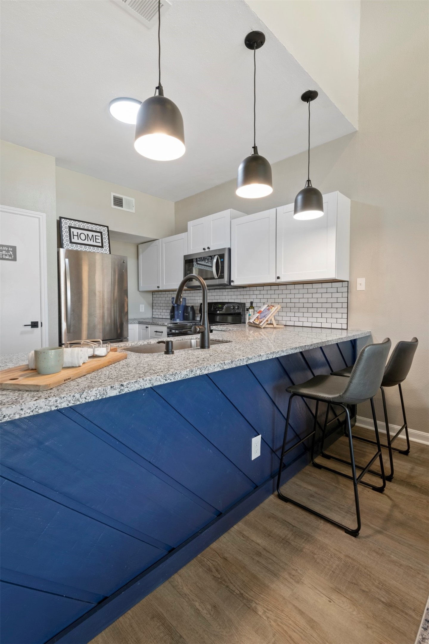 162 April Point Drive South Conroe, TX 77356 - Photo 9 of 26 Bar seating