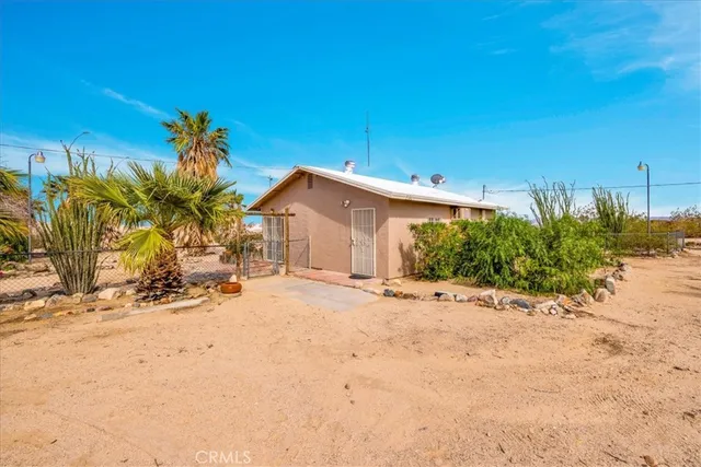 a view of a house with a yard and garage