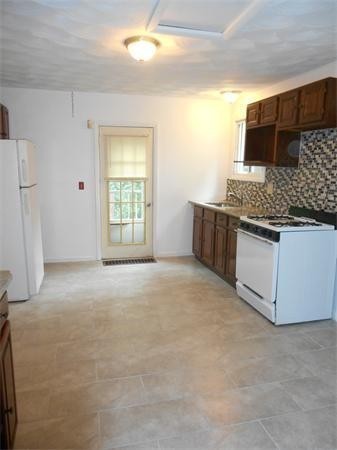 77 Aberdeen Road Springfield, MA 01109 - Photo 11 of 19