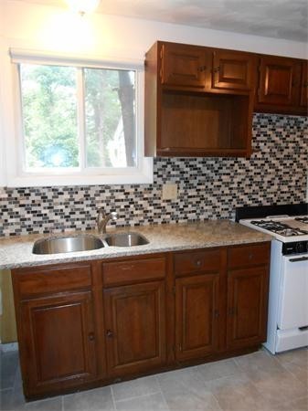 77 Aberdeen Road Springfield, MA 01109 - Photo 14 of 19