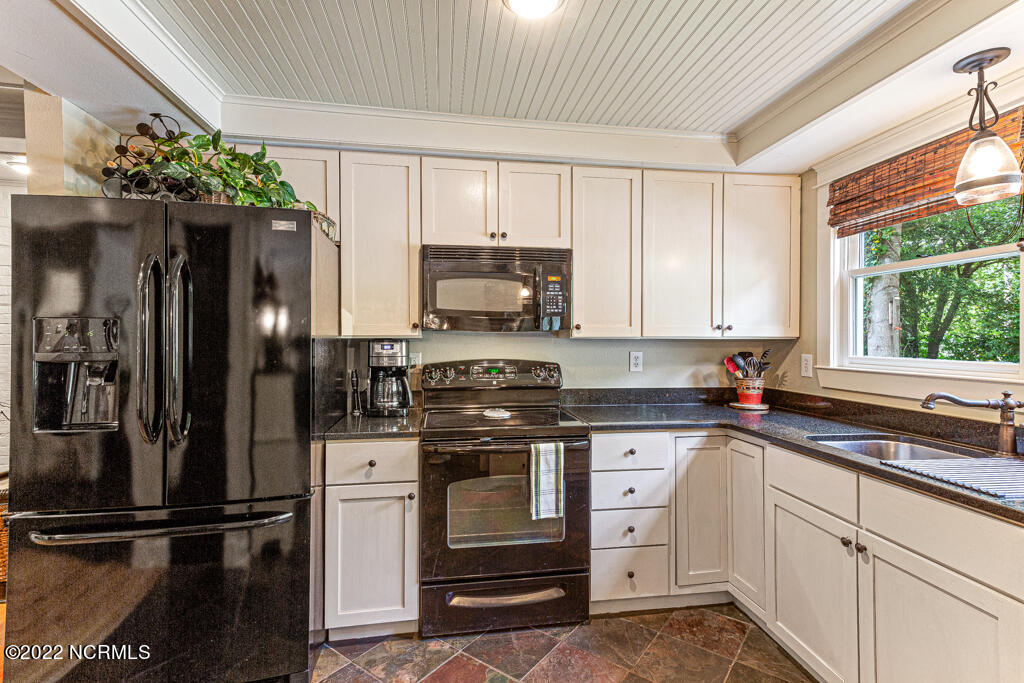 40 Dundee Road Pinehurst, NC 28374 - Photo 10 of 61 Kitchen with abundant natural light