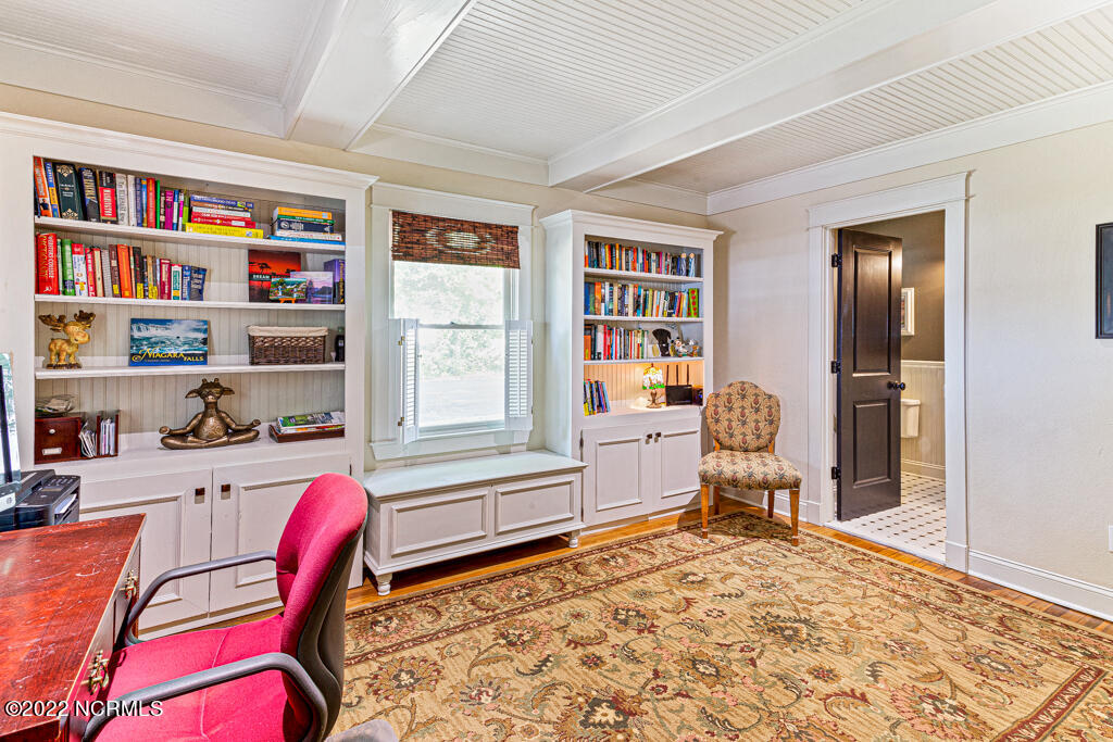 40 Dundee Road Pinehurst, NC 28374 - Photo 23 of 61 Built in bookcases & ensuite bathroom