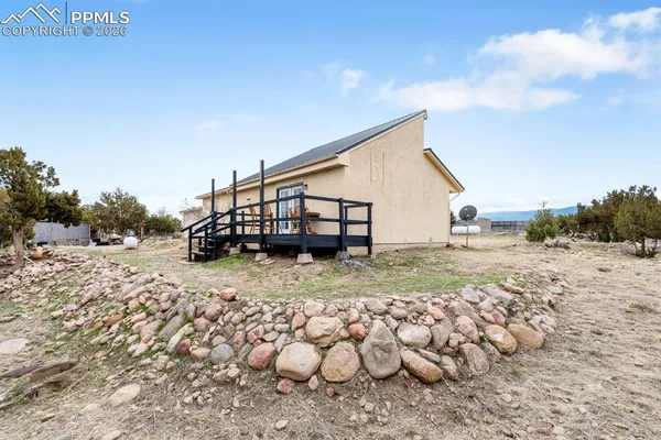 a view of a backyard