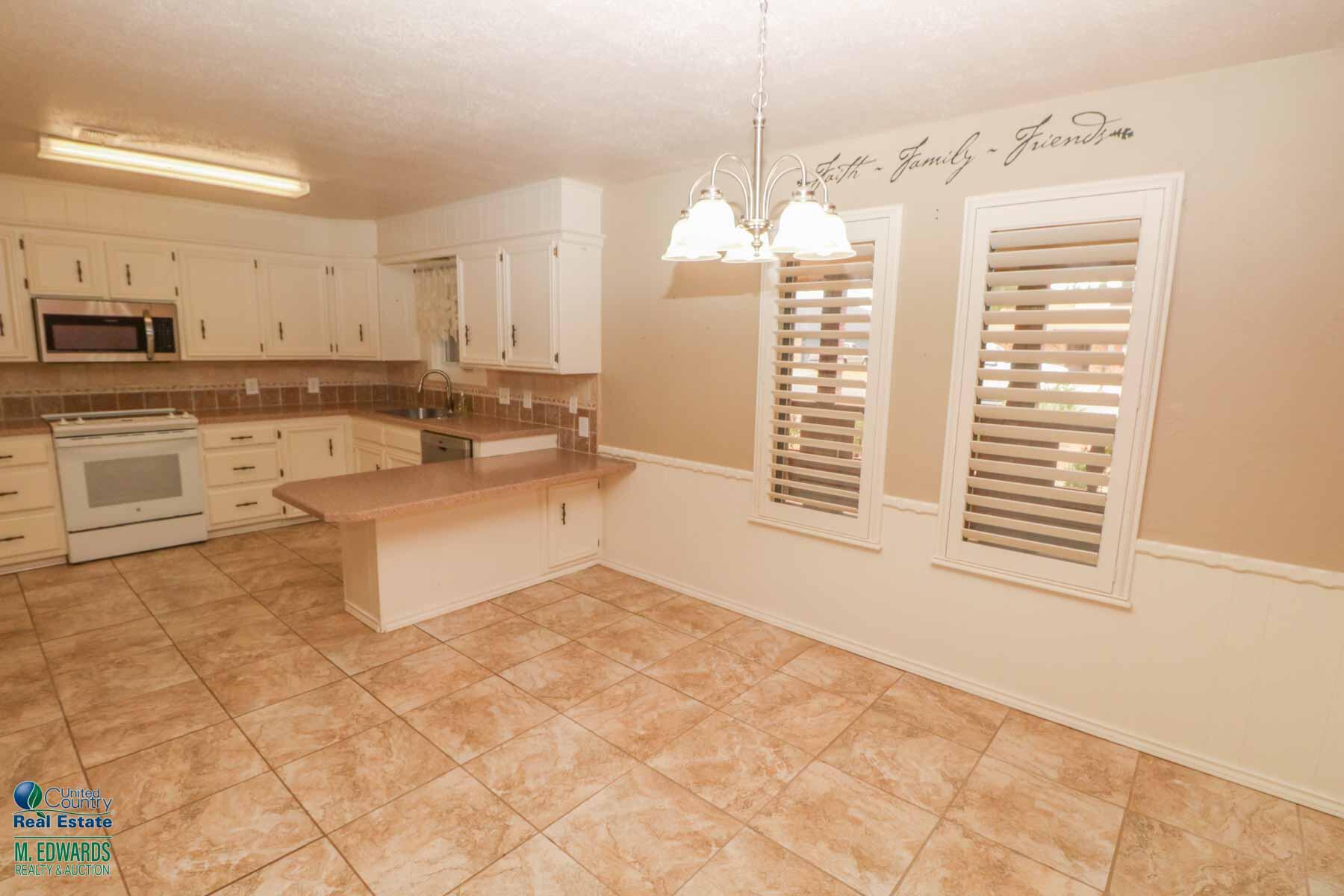 235 East 27th Street Littlefield, TX 79339 - Photo 5 of 21 Kitchen/Dining