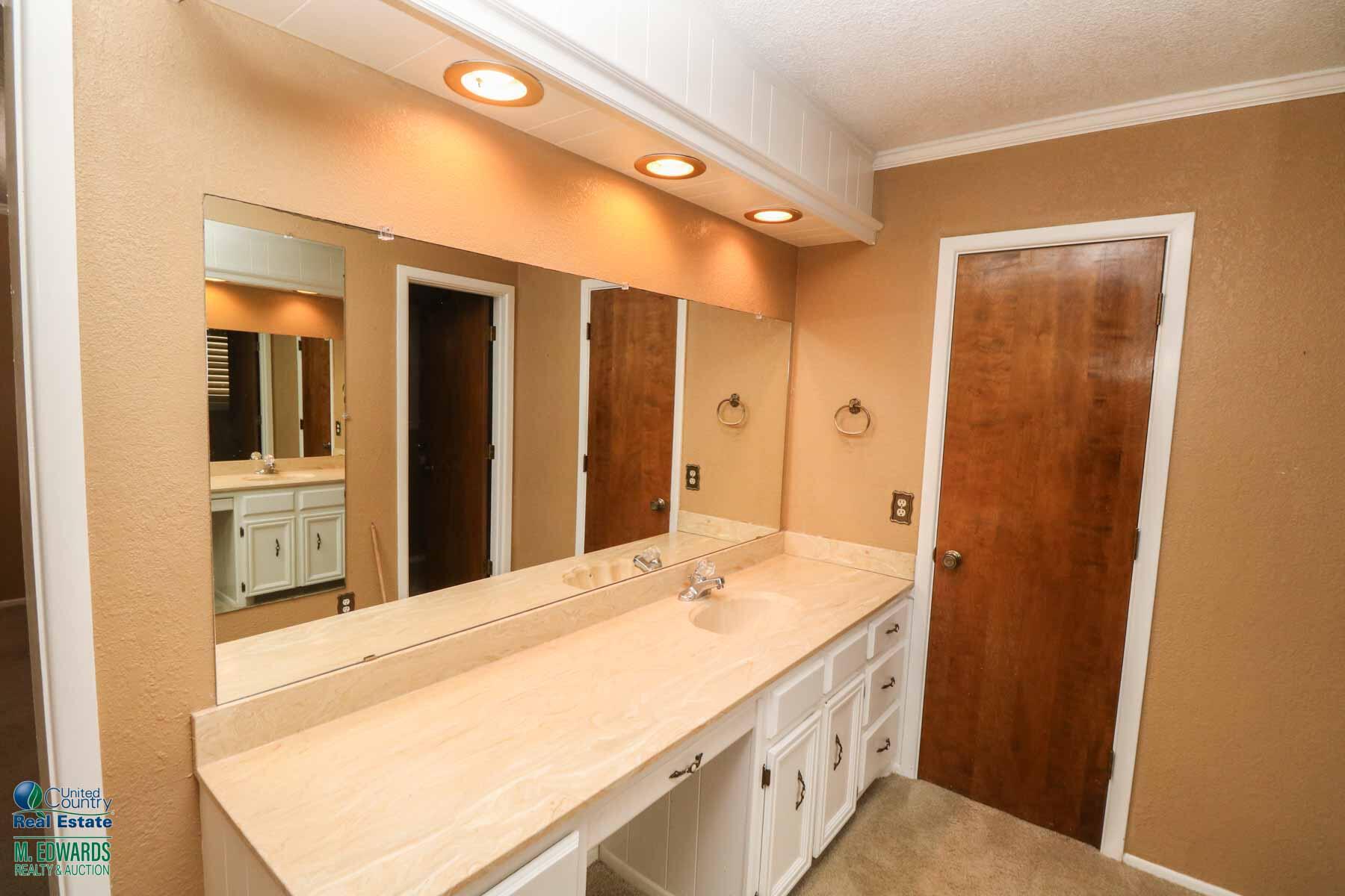 235 East 27th Street Littlefield, TX 79339 - Photo 9 of 21 Master Bath