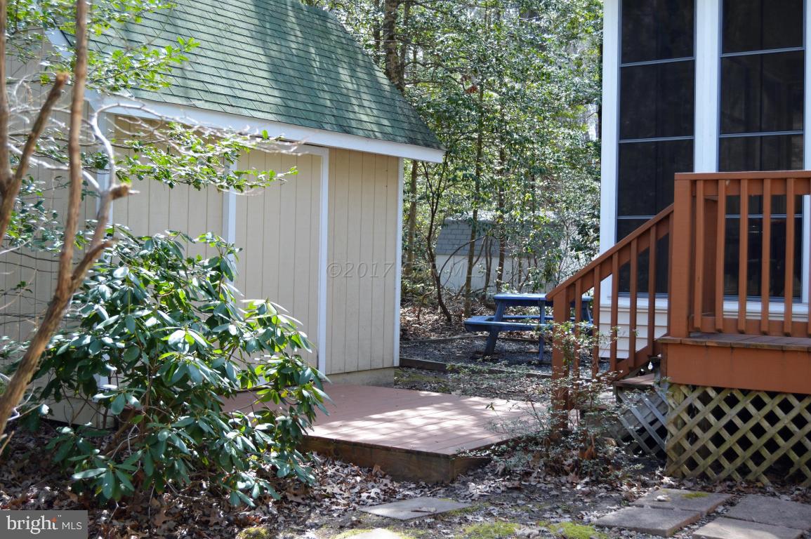 236 Windjammer Road Ocean Pines, MD 21811 - Photo 22 of 35 a backyard of a house with lots of green space