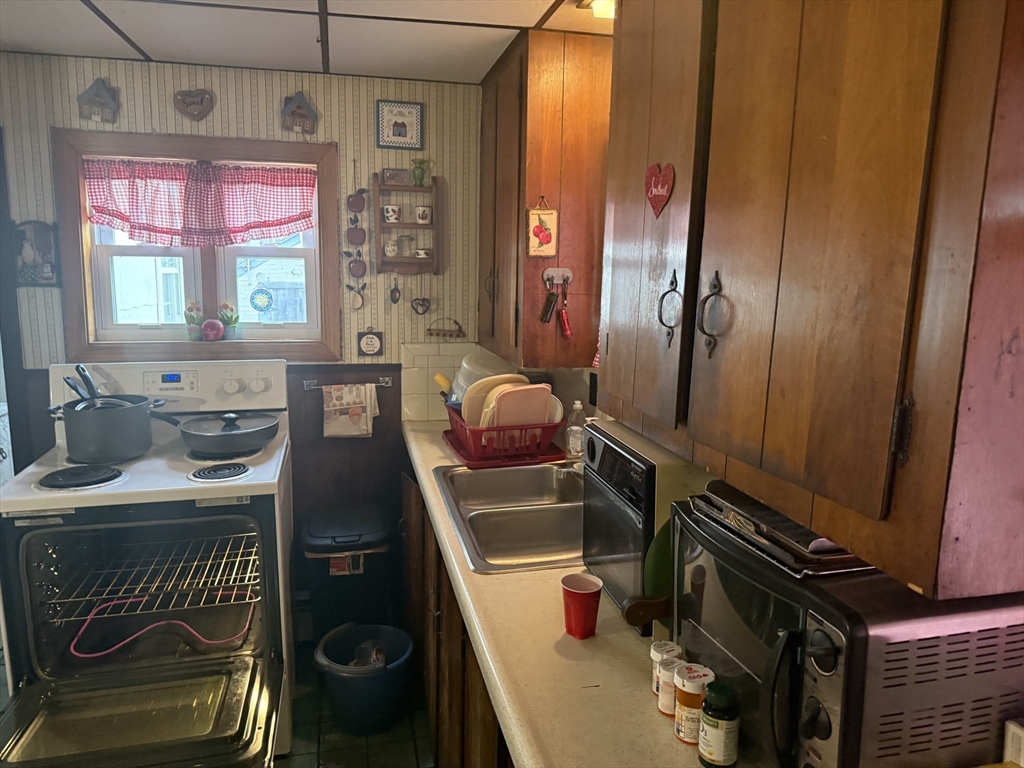 22 Winter Street Southbridge, MA 01550 - Photo 4 of 32