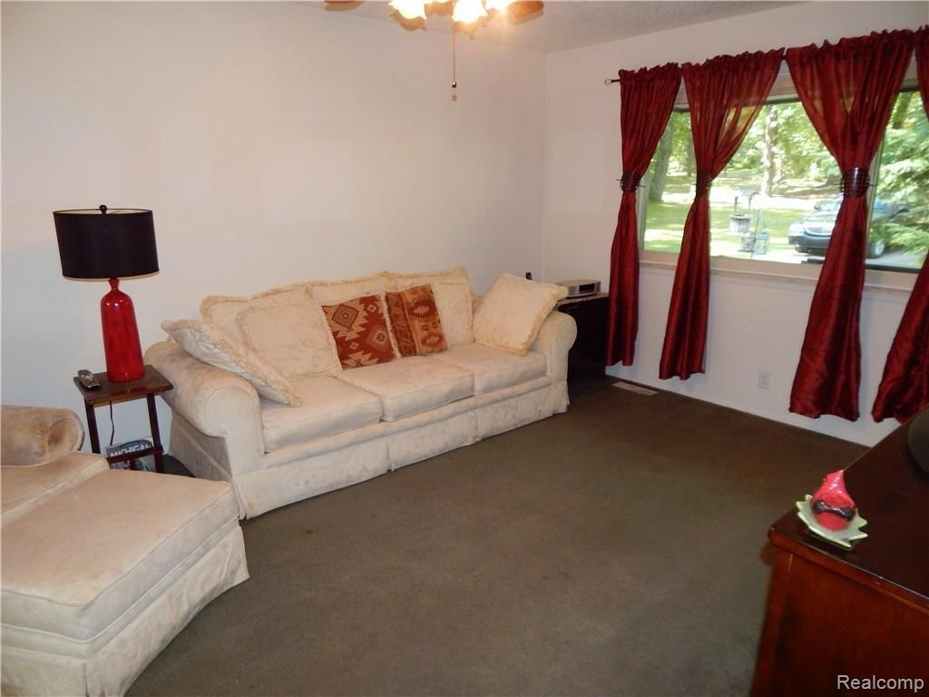 5860 Crandall Road Howell, MI 48855 - Photo 6 of 22 Living Room