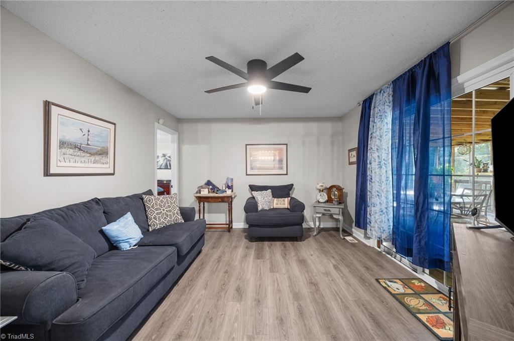 717 Brookgreen Terrace Graham, NC 27253 - Photo 5 of 24 Living Room