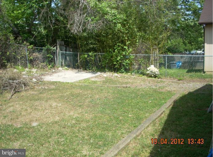 1608 Marlboro Road Edgewater, MD 21037 - Photo 10 of 24 a backyard of a house with lots of green space