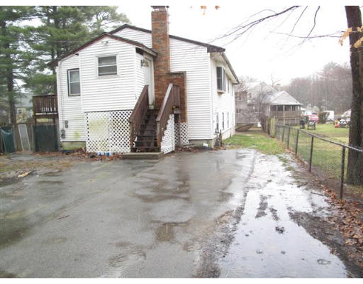 a view of a house with backyard