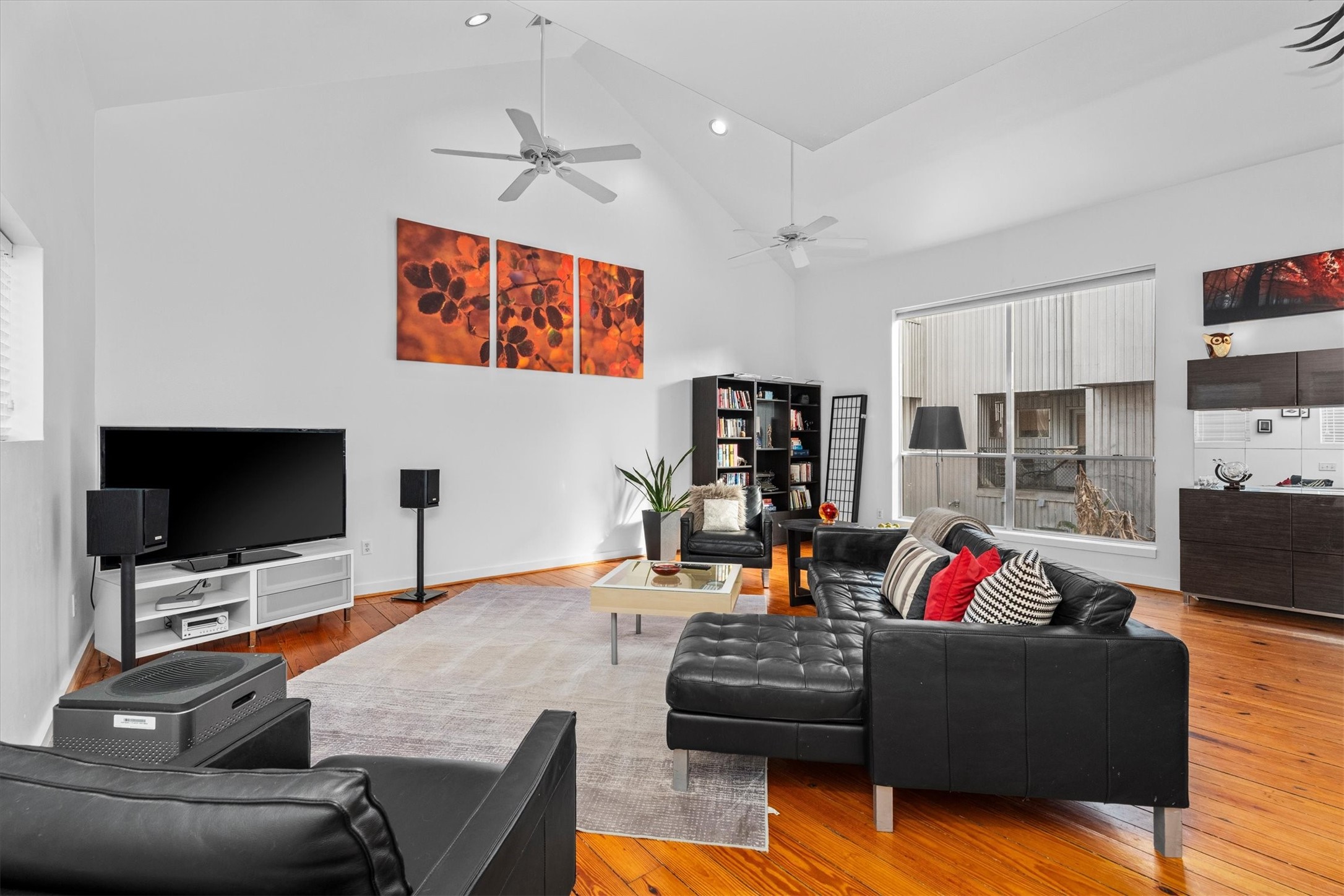 2711 Chenevert Street Houston, TX 77004 - Photo 21 of 33 a living room with furniture and a flat screen tv