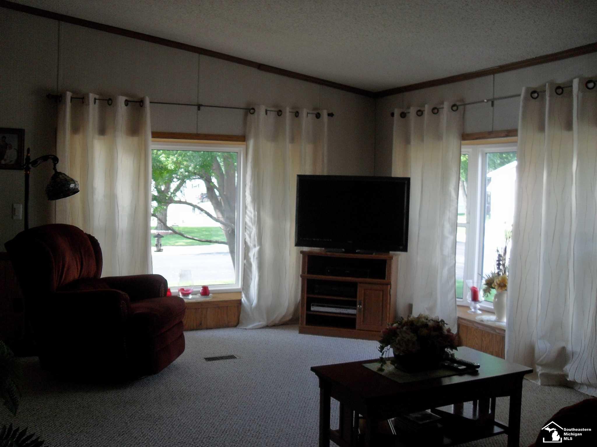 300 Highlands Temperance, MI 48182 - Photo 4 of 21