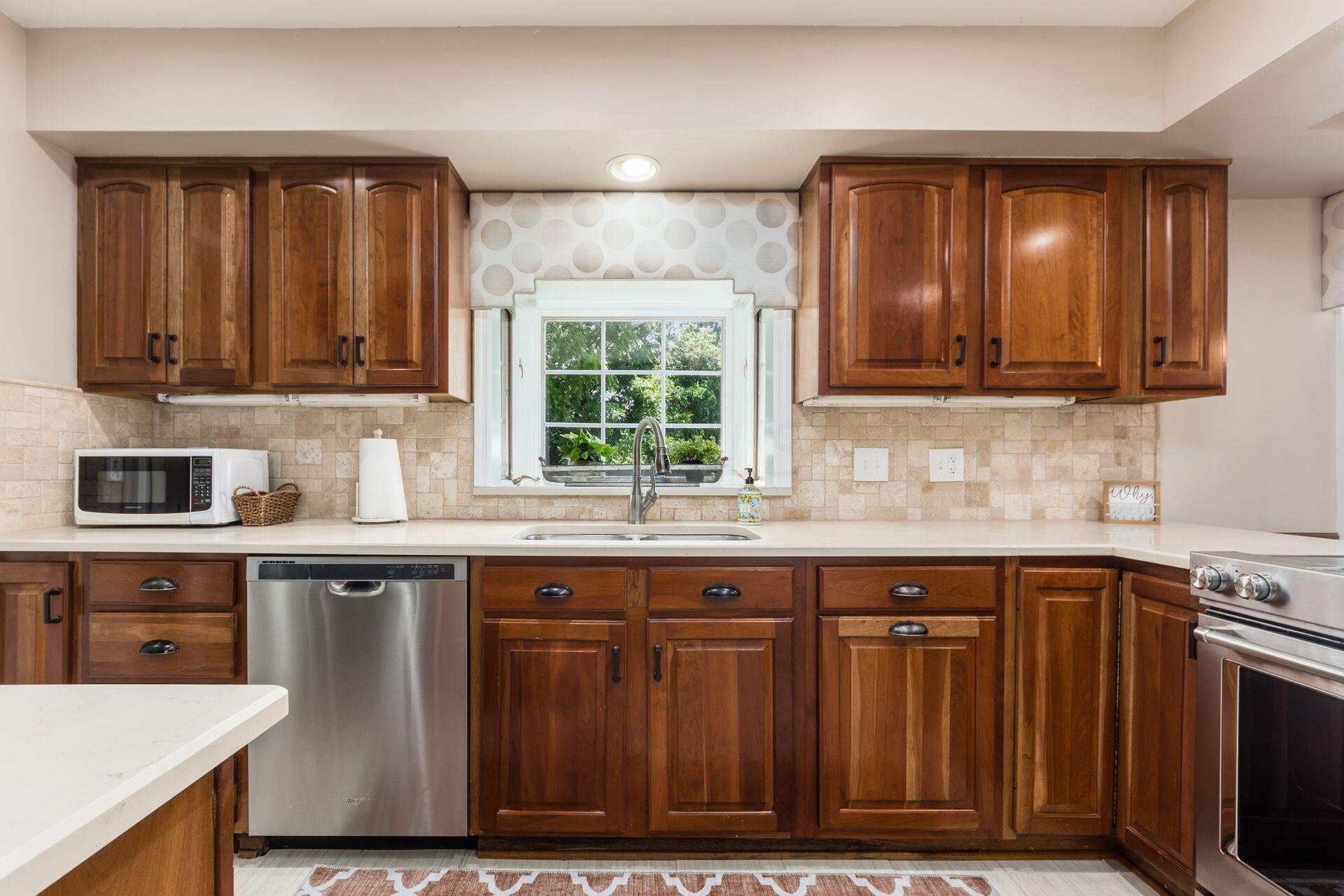 4220 Camborne Road Columbus, OH 43220 - Photo 8 of 45 STAINLESS APPLIANCES!