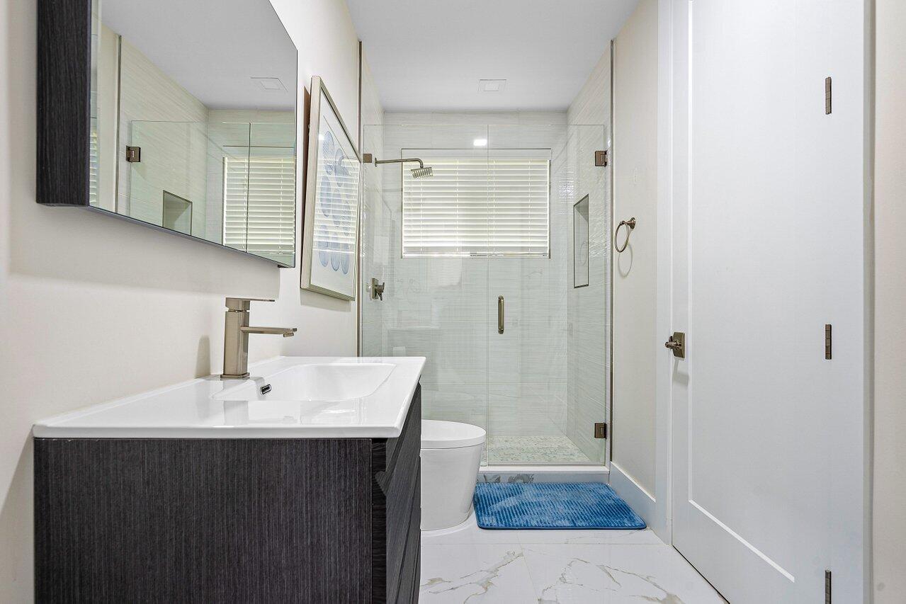 17548 Ashbourne Lane, Unit C Boca Raton, FL 33496 - Photo 30 of 40 Guest bathroom