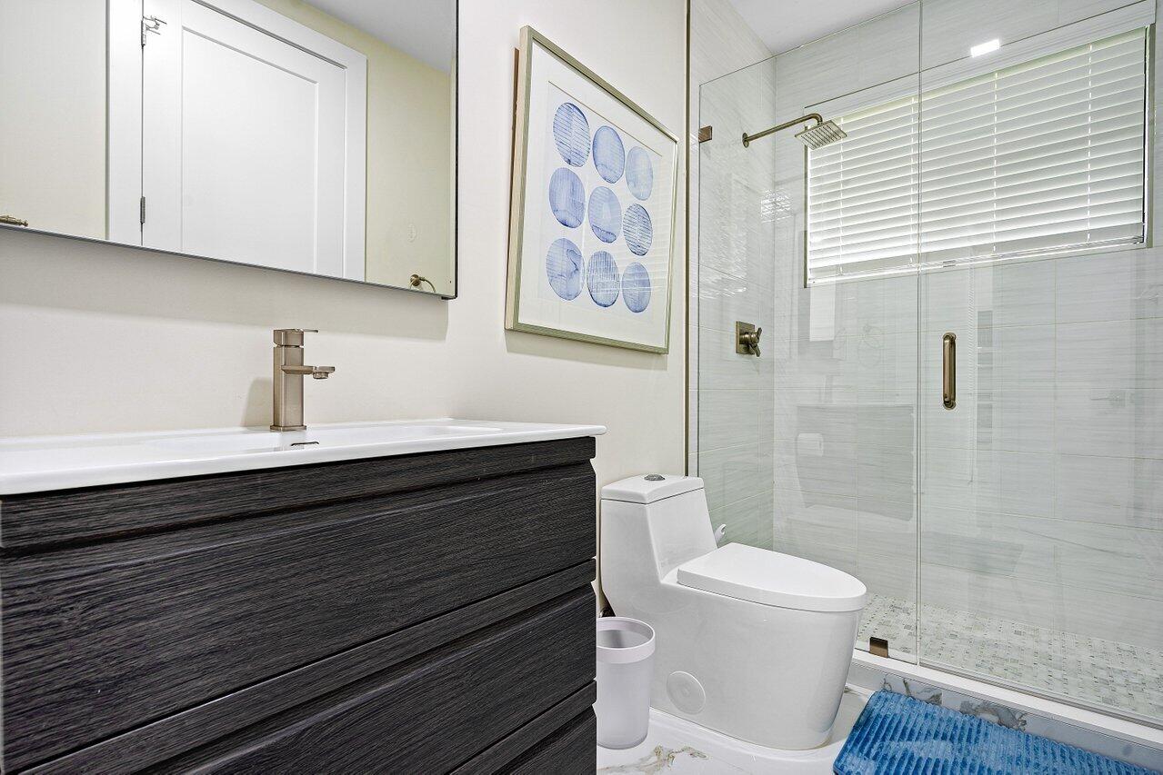 17548 Ashbourne Lane, Unit C Boca Raton, FL 33496 - Photo 31 of 40 Guest bathroom