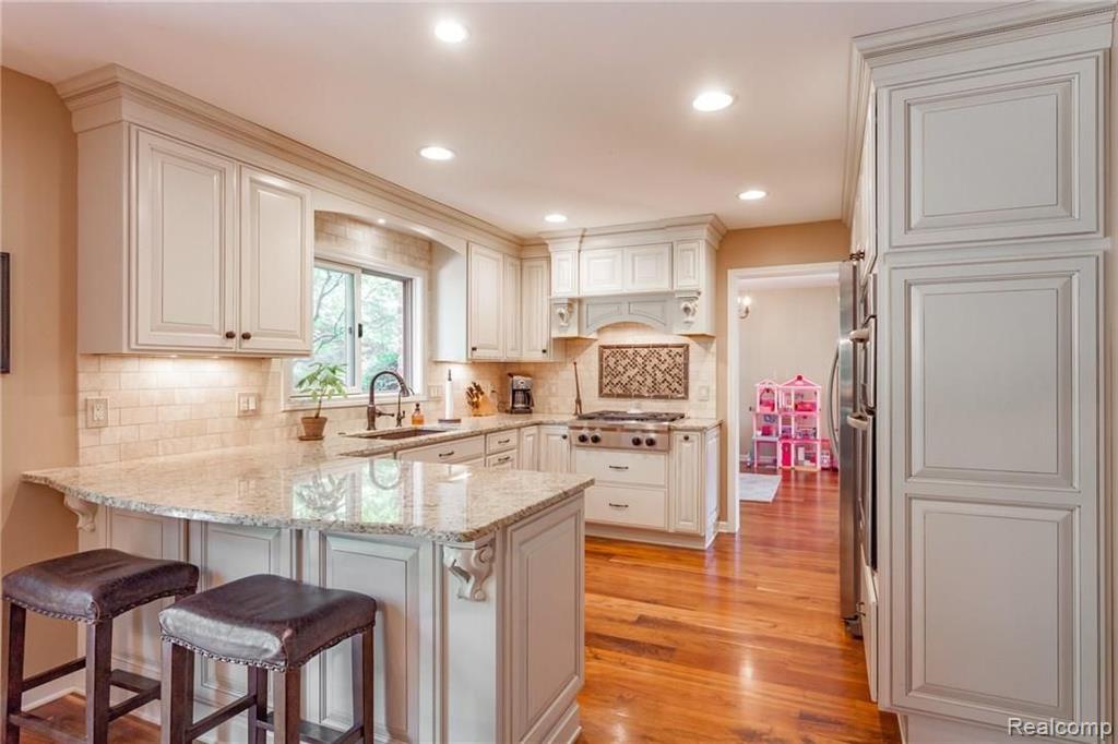338 Lake Forest Road Rochester Hills, MI 48309 - Photo 13 of 28