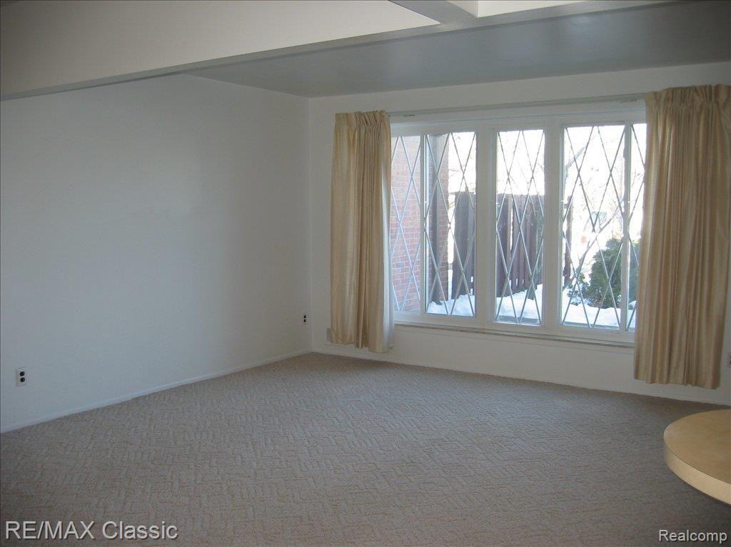 8688 Common Road Warren, MI 48093 - Photo 3 of 7 Greatroom