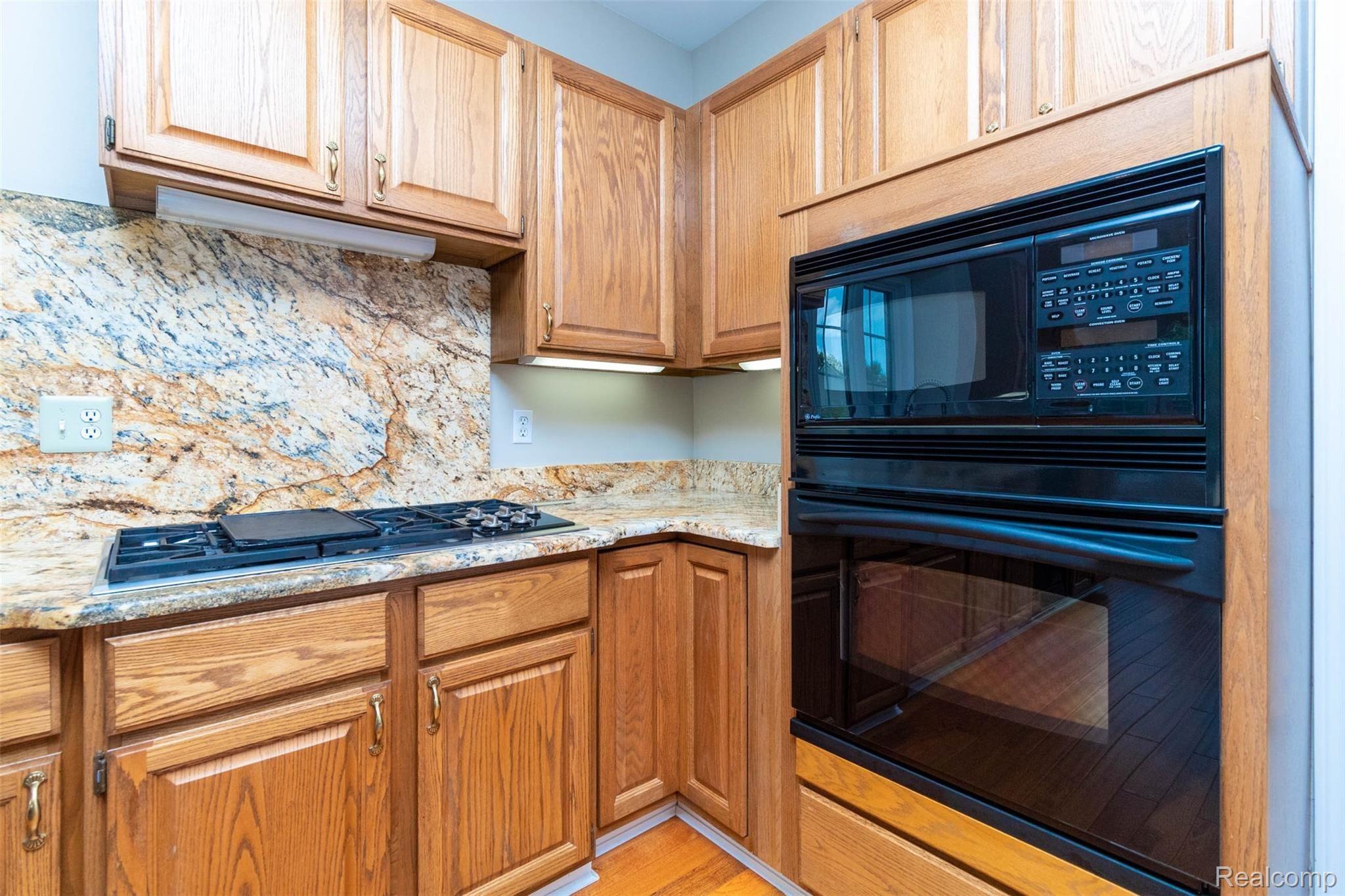 2399 Pleasant View Drive Rochester, MI 48306 - Photo 15 of 57 20.jpg
