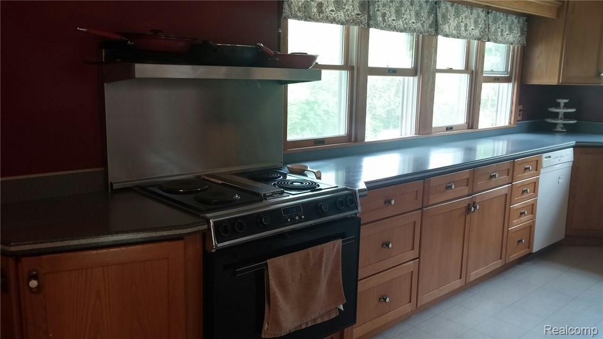 3444 Ray Road Holly, MI 48442 - Photo 15 of 62 lots of counter space.jpg