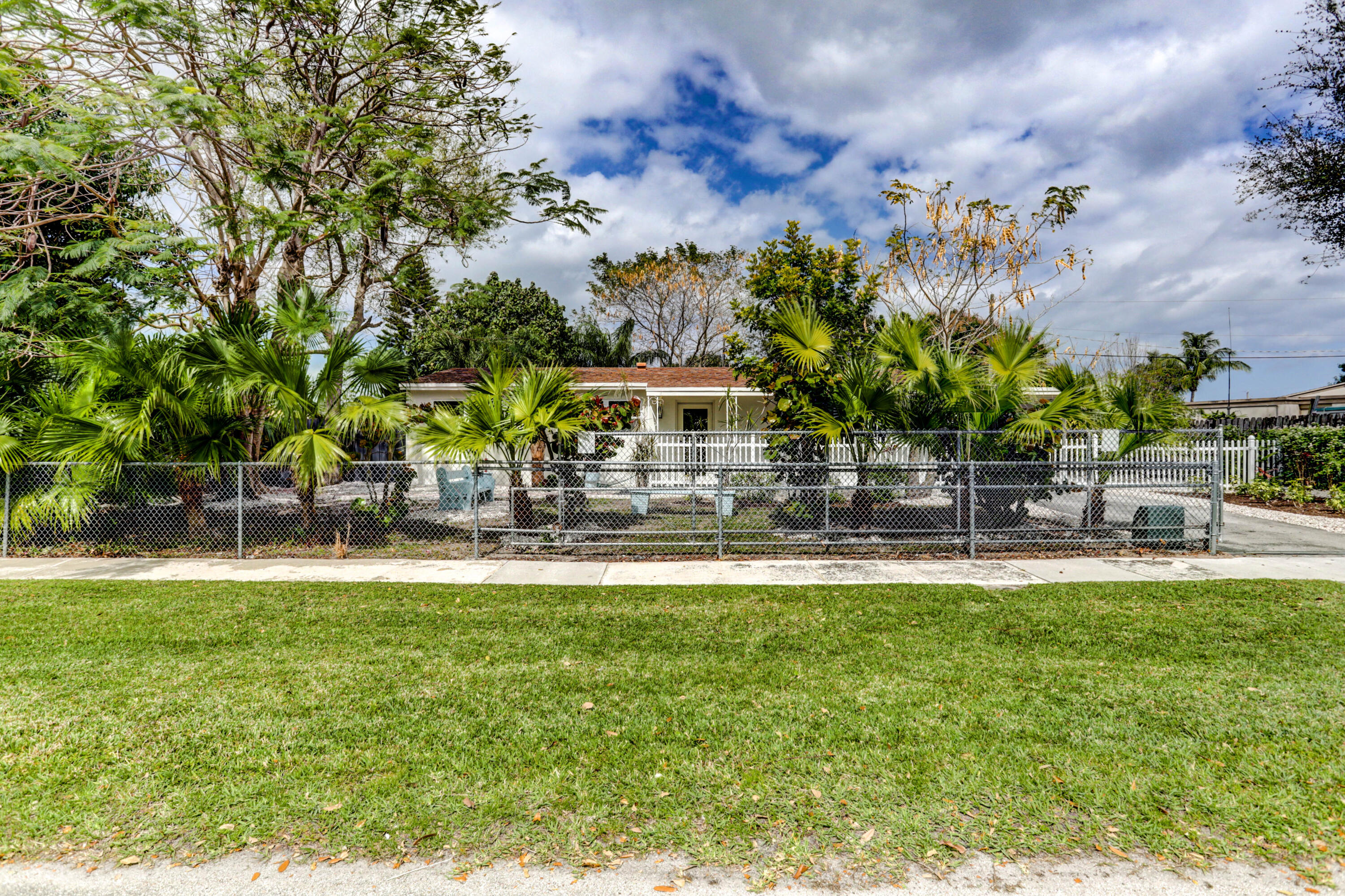 4133 Rochester Street Palm Beach Gardens, FL 33410 - Photo 7 of 62 01_img_1716_17_18_19_20