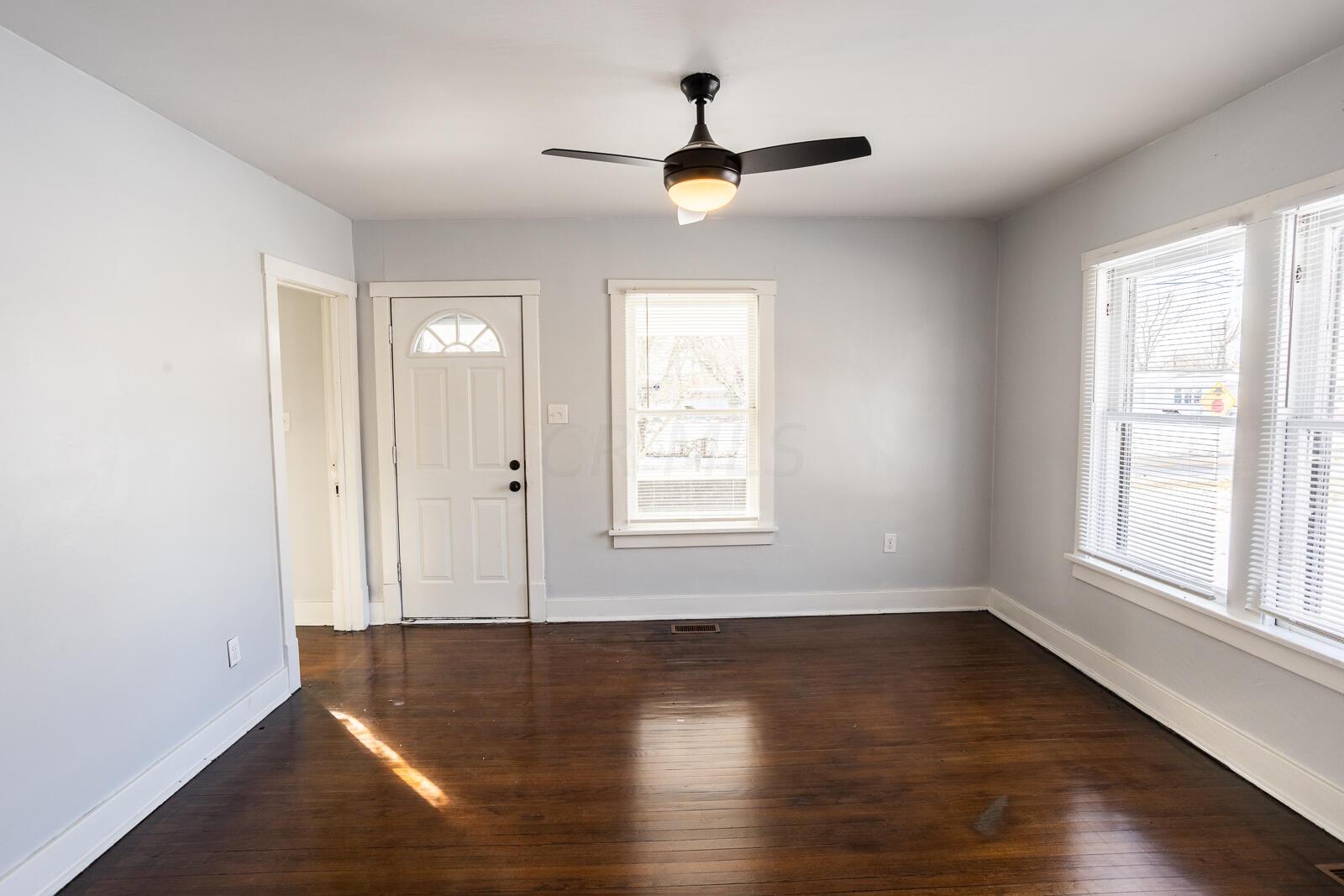 1300 Hart Road Columbus, OH 43223 - Photo 3 of 23 Living Room