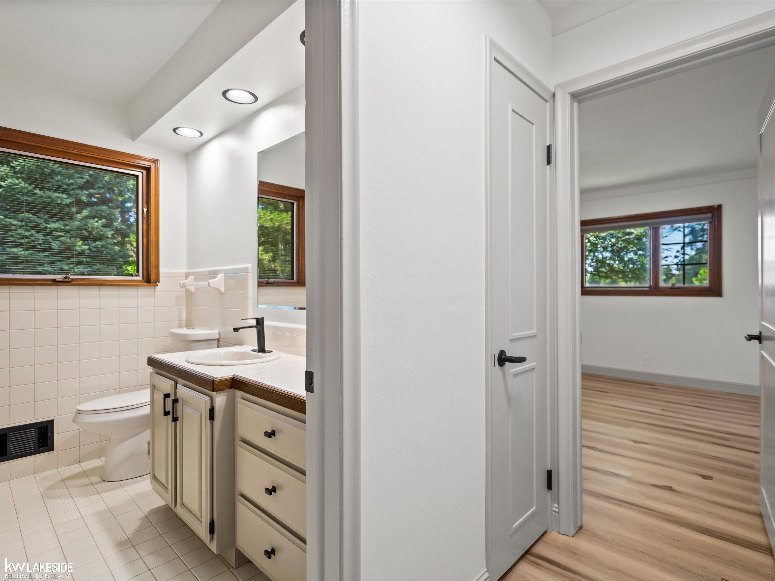 11585 Chicago Road Warren, MI 48093 - Photo 40 of 55