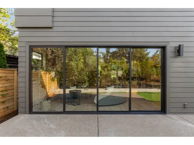 a black and white photo of a living room