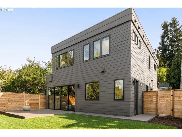 a view of yard with green space