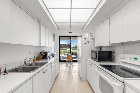 $1,295,000 | 3300 South Ocean Boulevard, Unit 103S, Palm Beach, FL 33480