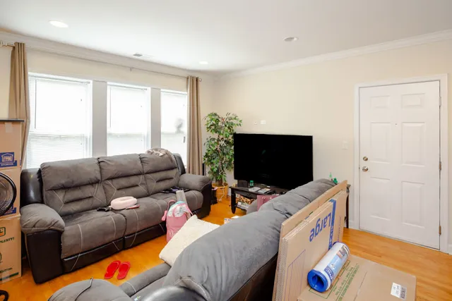 $1,800 | 6301 North Francisco Avenue, Unit 3, Chicago, IL 60659