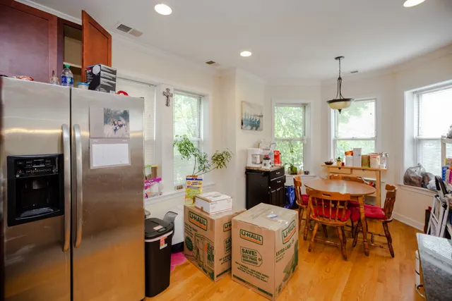 $1,800 | 6301 North Francisco Avenue, Unit 3, Chicago, IL 60659