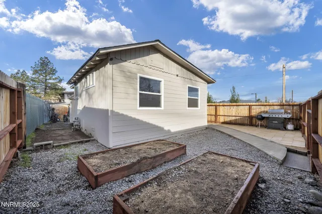 a view of a house with backyard