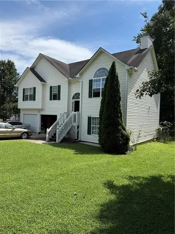 a view of a back yard of the house