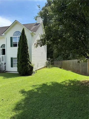 a view of a house with a yard