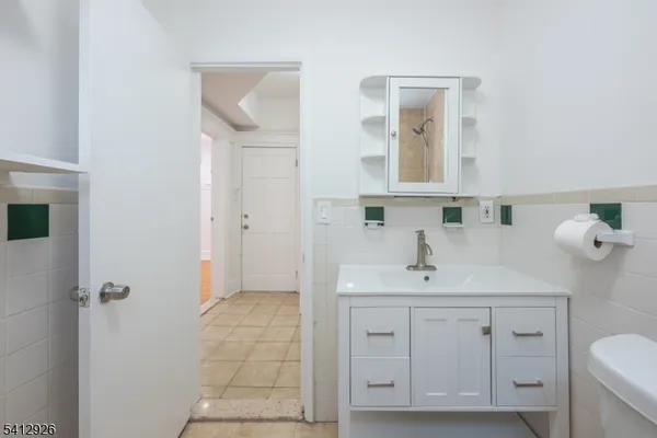 $2,650 | 24 Llewellyn Avenue, Unit 2, Bloomfield, NJ 07003