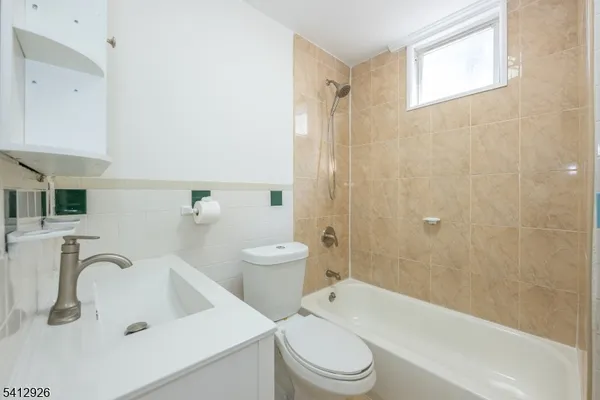 $2,650 | 24 Llewellyn Avenue, Unit 2, Bloomfield, NJ 07003