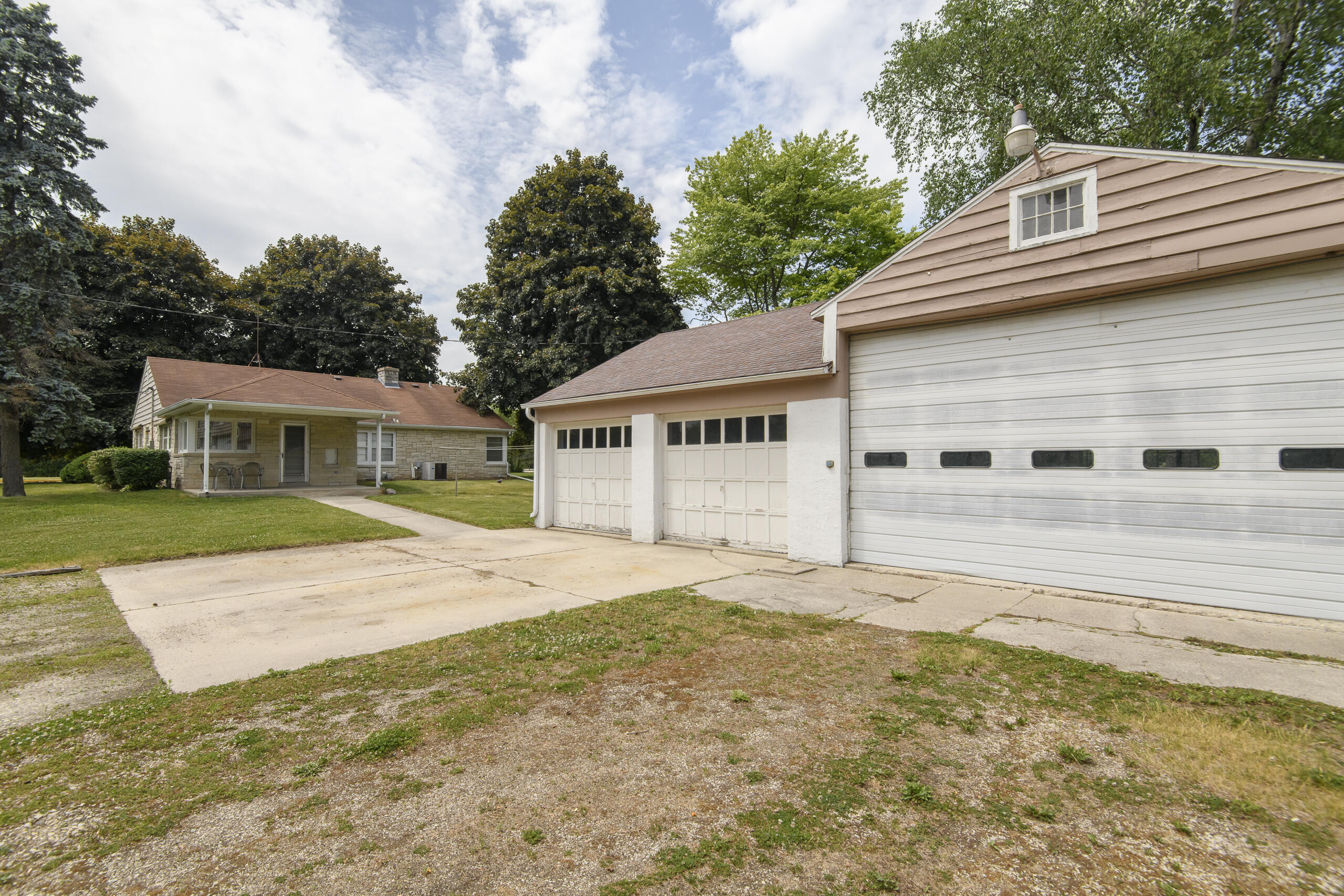 9610 North Cedarburg Road Mequon, WI 53092 - Photo 27 of 28 Large Overhead Garage Door