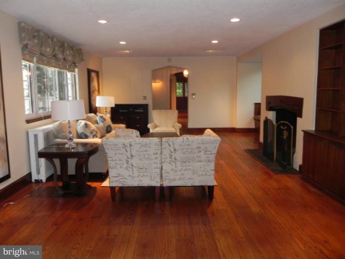 5200 Springlake Way Baltimore, MD 21212 - Photo 11 of 30 Living Room