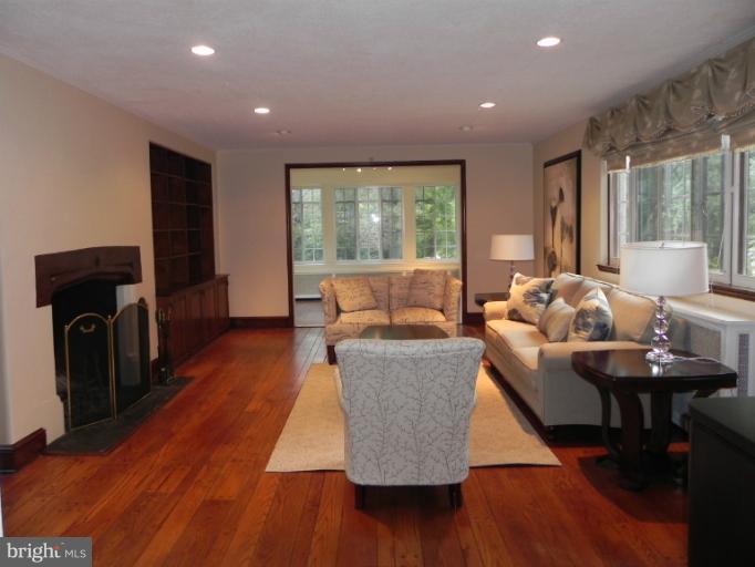 5200 Springlake Way Baltimore, MD 21212 - Photo 10 of 30 Living Room