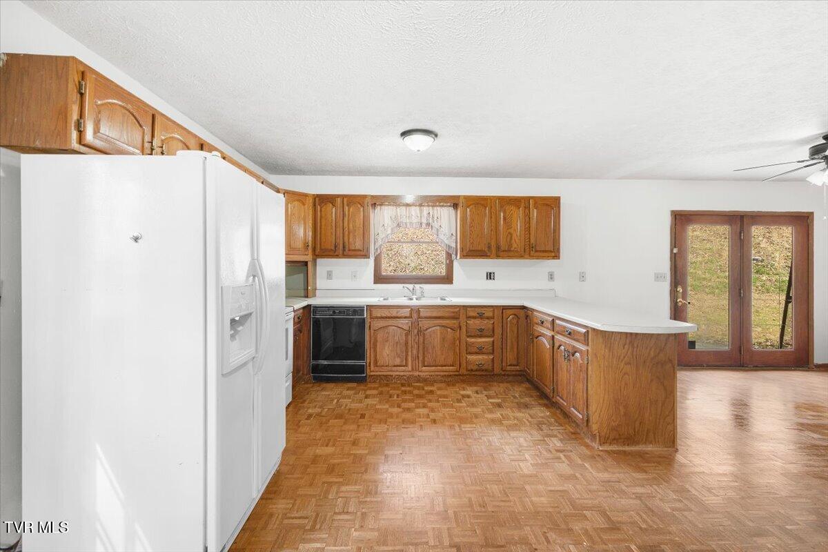 216 Fitzsimmons Hill Road Elizabethton, TN 37643 - Photo 17 of 39 16-128A9433