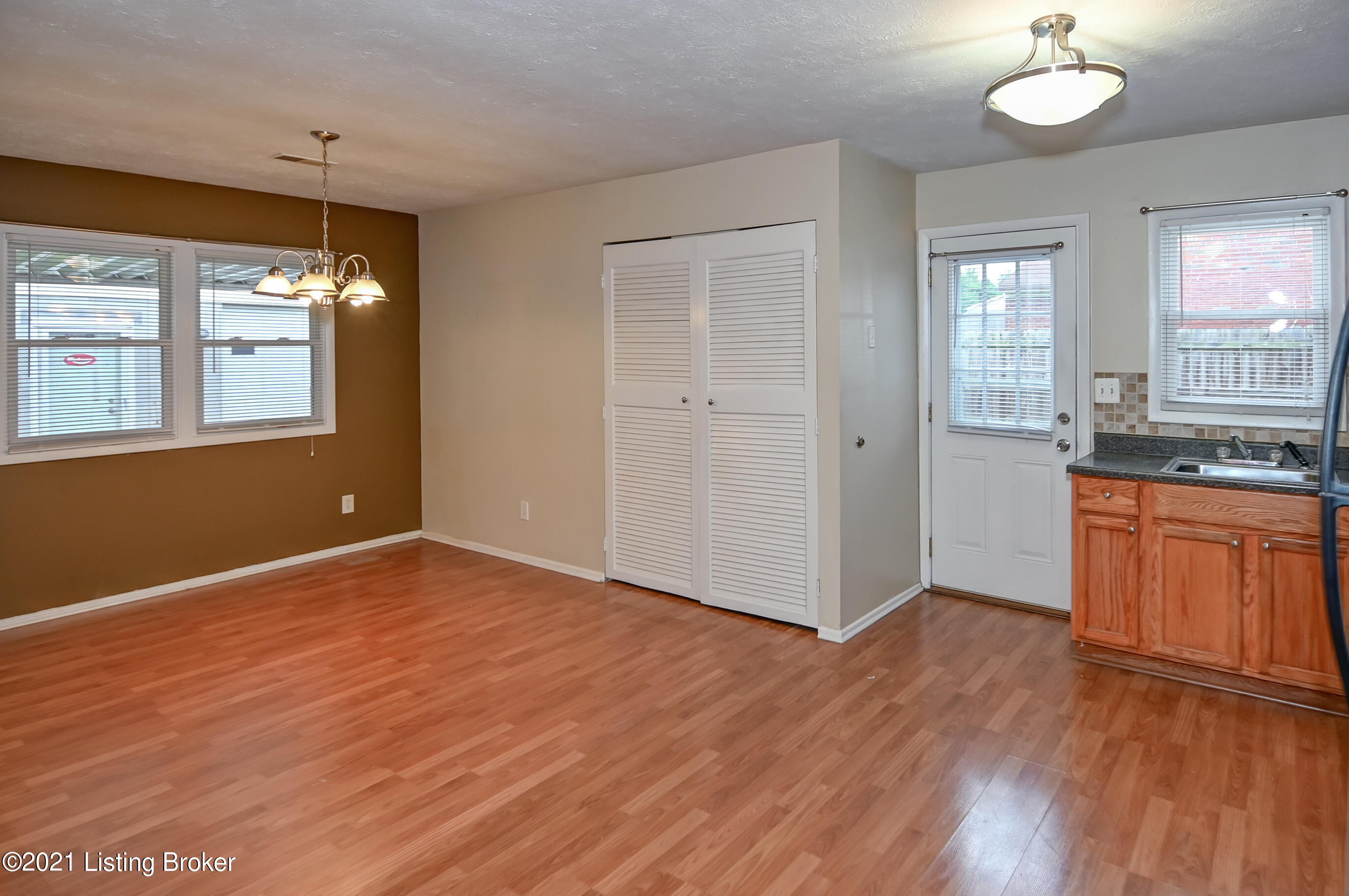 6816 Barbrook Road Louisville, KY 40258 - Photo 10 of 30 6816BarbrookRd-10