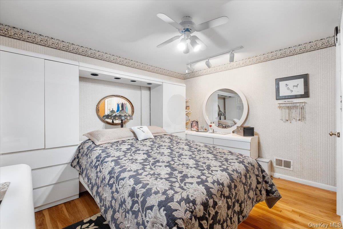 4 Briary Road Dobbs Ferry, NY 10522 - Photo 10 of 29 Spacious first-floor bedroom.