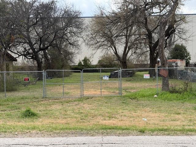 2736 Cedardale Road Lancaster, TX 75241 - Photo 2 of 9 a backyard of a house and trees