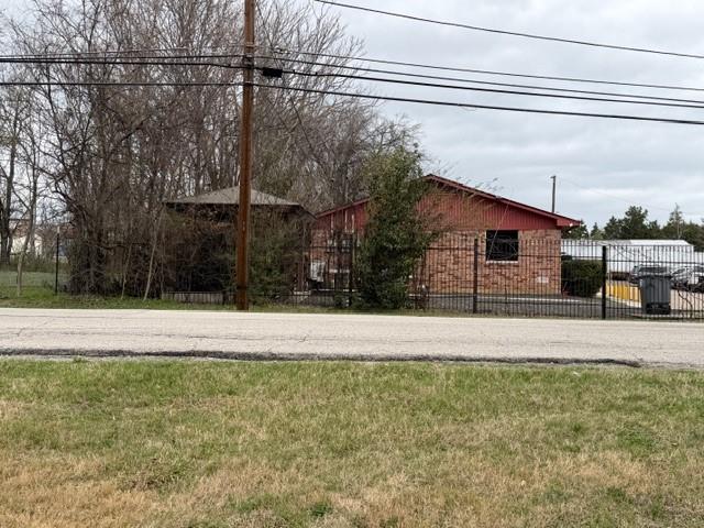 2736 Cedardale Road Lancaster, TX 75241 - Photo 4 of 9 a view of a yard with wooden fence